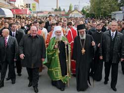 Patrijarh-Srpske-pravoslavne-crkve-Irinej(C),-sumadijski-episkop-Jovan(2D)-i-gradonacelnik-Jagodine-Dragan-Markovic(2L)-Jagodina-16-10-11